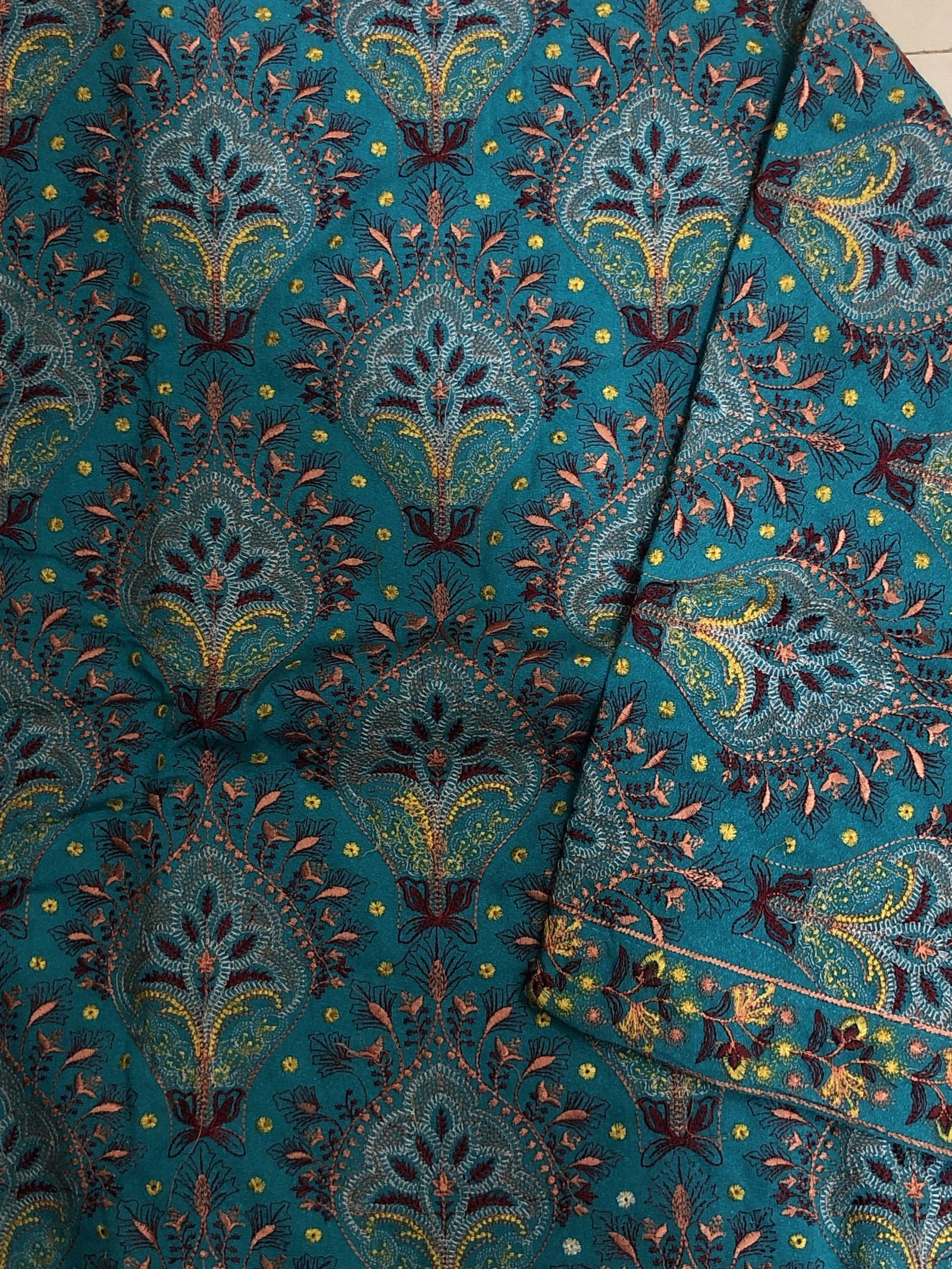 SARINNAH D70- FORMAL HEAVY EMBROIDED KARANDI LAWN SHAWL. - gracestore.pk