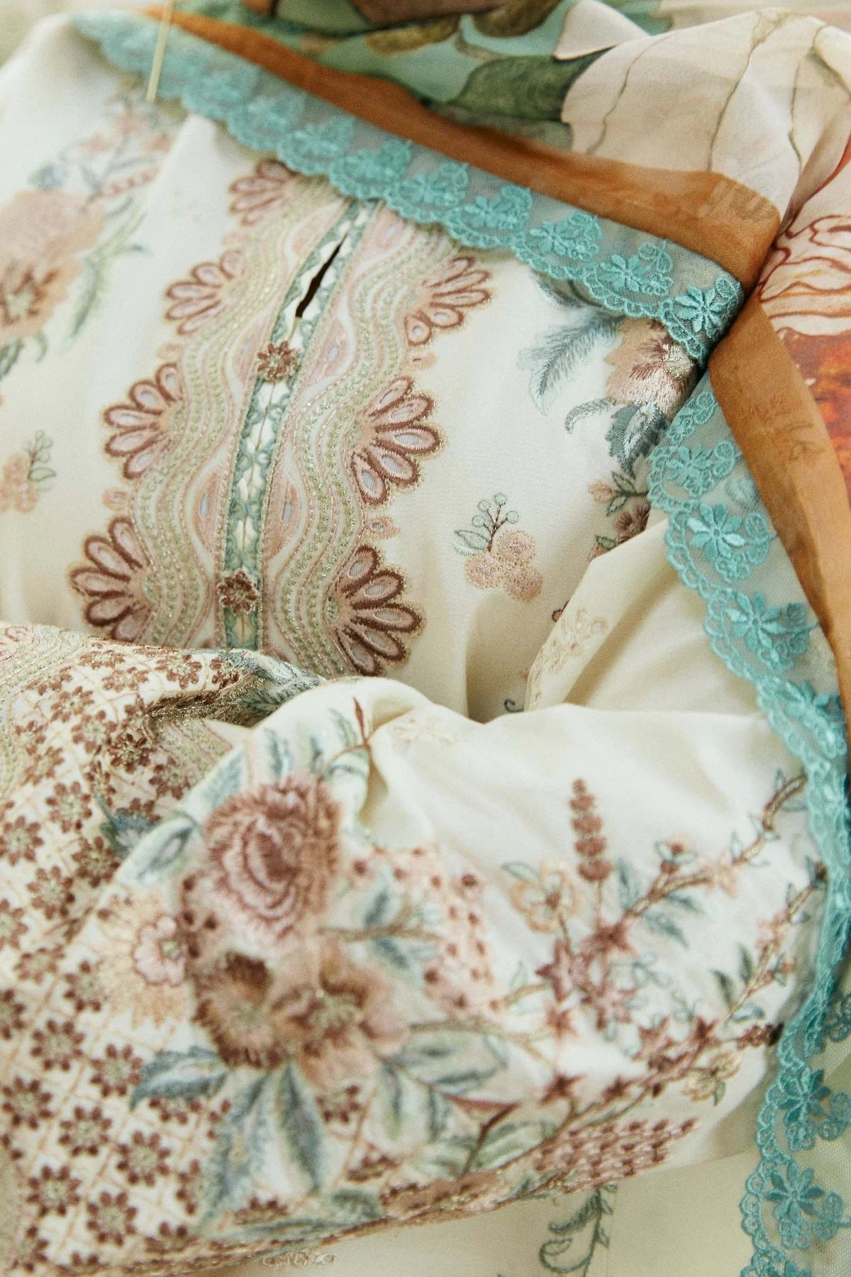 Grace S1275-Embroidered 3pc Lawn Dress With Printed Munar Dupatta.