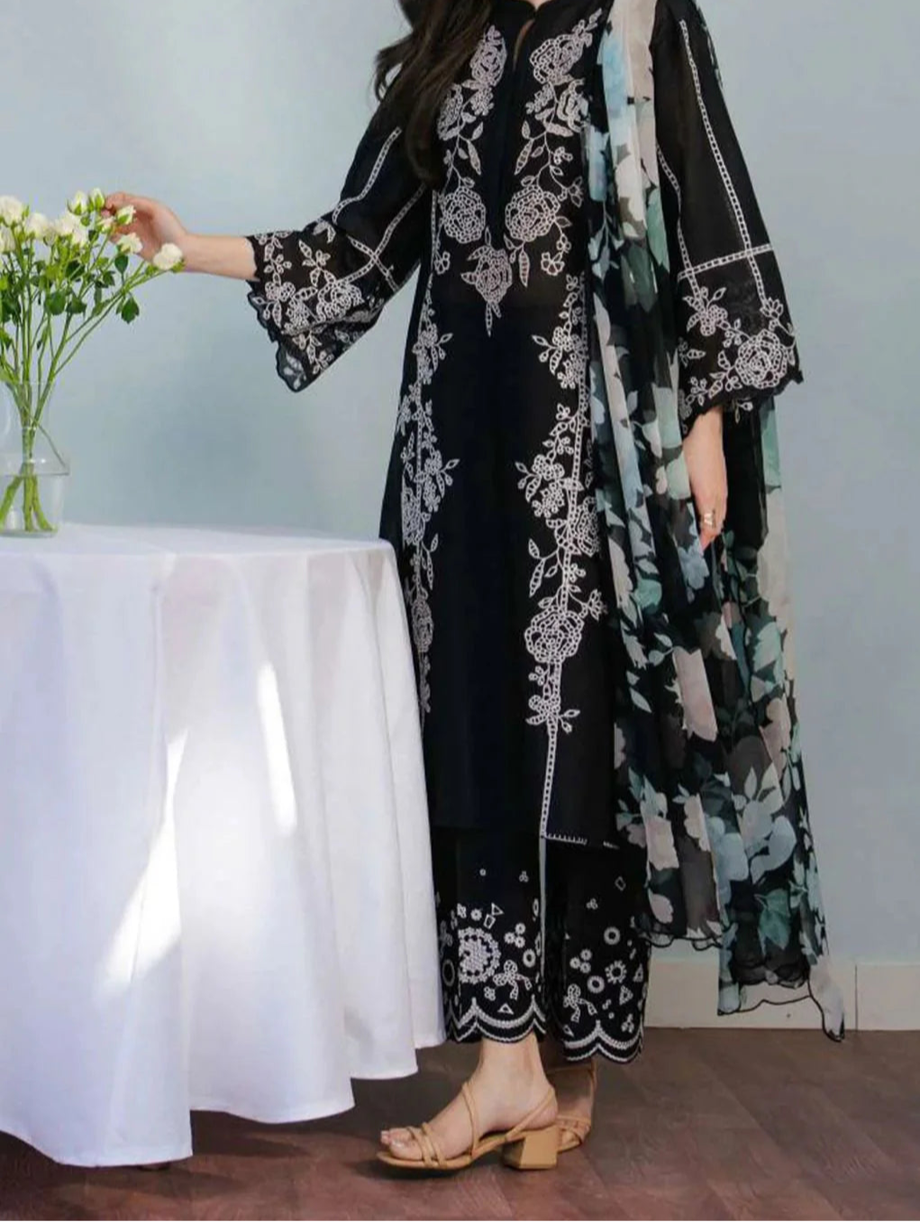 Grace S1263-Embroidered 3pc Lawn Dress With Printed Munar Dupatta.
