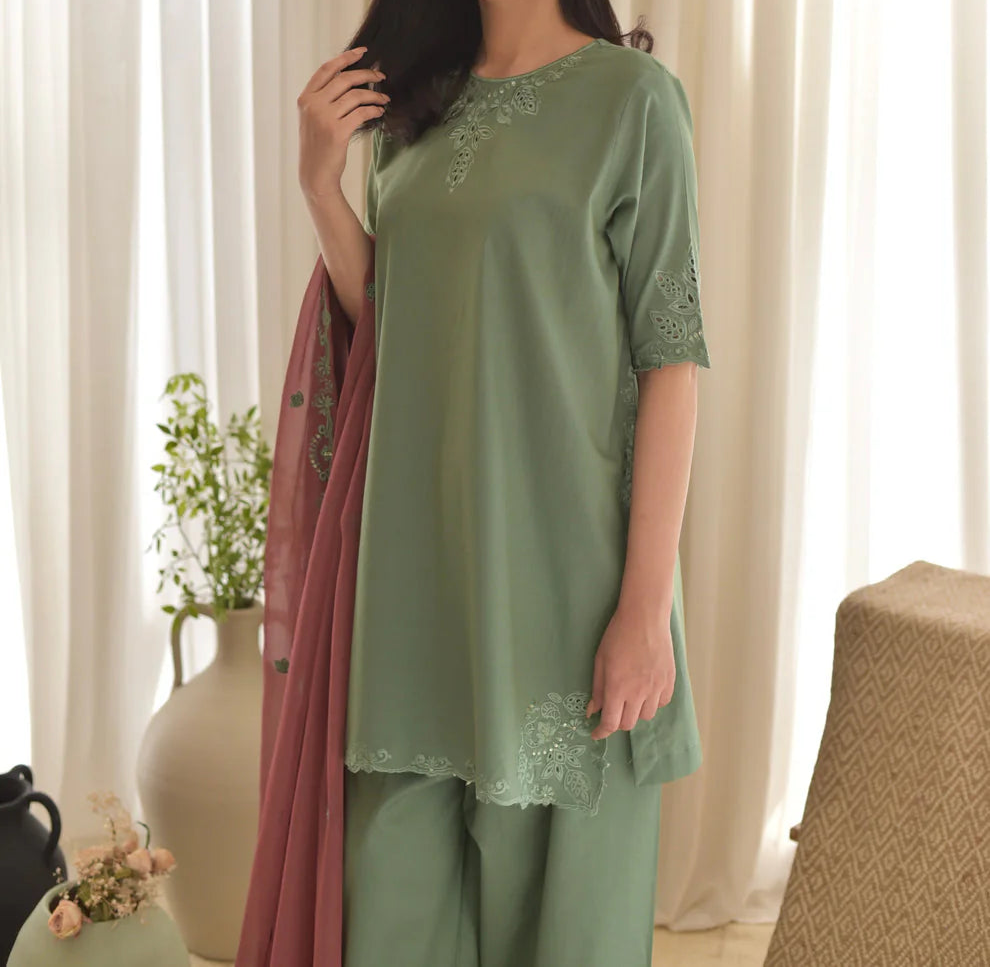 Grace S1444-Embroidered 3pc Lawn Dress With Embroidered Chiffon Dupatta.